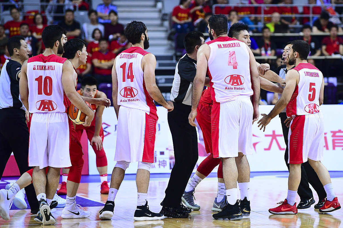 辽宁队鏖战爵士,浓眉哥点燃赛场 辽宁队鏖战爵士,浓眉哥点燃赛场